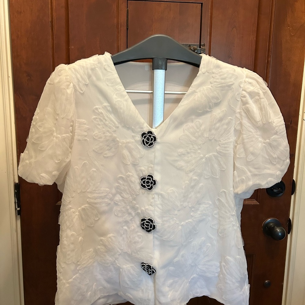 Joh Apparel White Floral Blouse with Black Snap Buttons Size Large sku#95